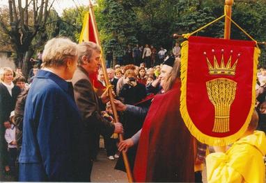 Historický okamžik: šlechtic Jan Lukavský z Lukavice předává obecní symboly starostovi obce, panu Vlastimilu Profousovi