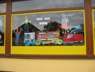tablo s předškoláky ve výloze prodejny